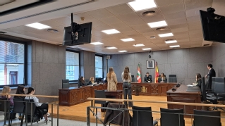 Alumnos y alumnas del IES Botikazar de Bilbao simulan el juicio de un caso real en una sala de vistas del Palacio de Justicia de la capital vizcaína
